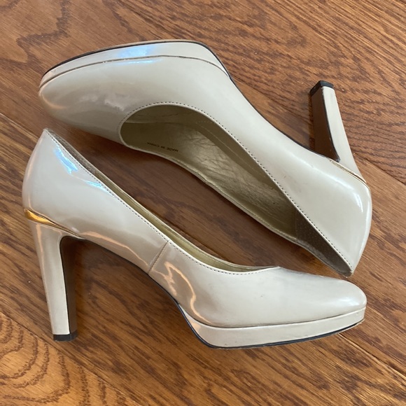 Tahari Carol Nude Patent Leather Rounded Toe Heel - Picture 4 of 8